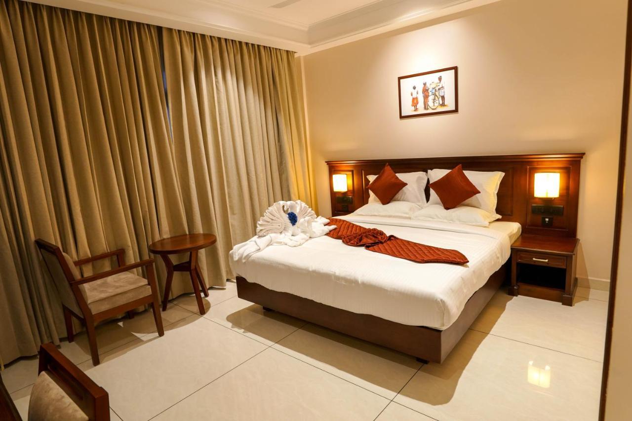 Hotel Heritage Plaza Kottayam Bagian luar foto